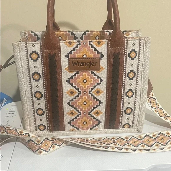 Wrangler Women's Tote w/ Dusty Bag! with Geometric Design - Tan and Cream - Picture 2 of 11